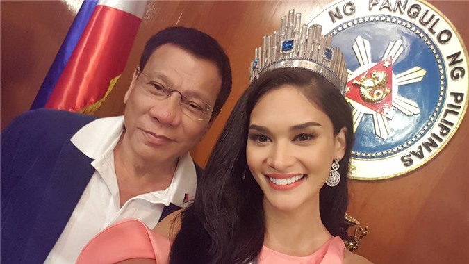 Philippines: Tổng thống chụp ảnh "tự sướng" cùng Hoa hậu Hoàn vũ 