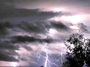 Thời tiết 19/7: Miền Bắc mưa dông, miền Trung nắng nóng