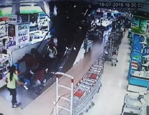 Bé trai 2 tuổi bị thang máy siêu thị cuốn rách mông