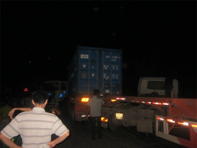 Bốn xe đầu kéo tông liên hoàn trên đường mòn Hồ Chí Minh