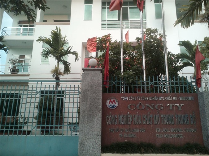 Công ty hóa chất mỏ Trung Trung Bộ tiếp khách bằng "bu lông, ốc vít"