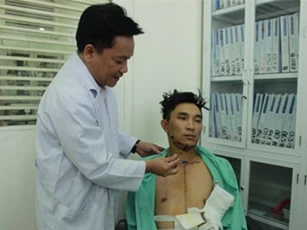Nam thanh niên kể lại giây phút bị giang hồ bắn 3 phát súng trên phố