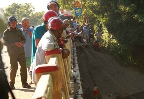 Chồng quan hệ bất chính, vợ uất ức nhảy cầu tự tử