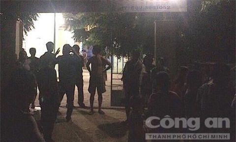 Ngồi chơi với bạn trên vỉa hè, thanh niên 17 tuổi bị đâm chết