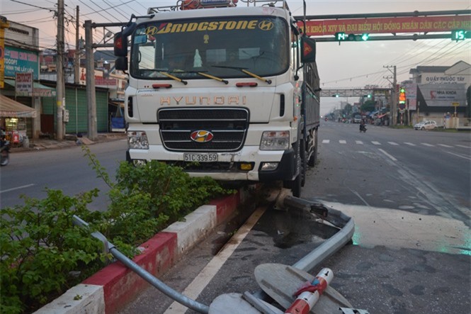 Tài xế xe tải ngủ gật, tông gãy cột đèn trên Quốc lộ 13