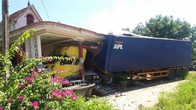 Xe container mất lái lao thẳng vào nhà dân 