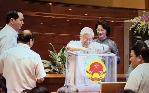 Đại biểu Quốc hội bỏ phiếu bầu Chủ tịch Quốc hội khóa 14