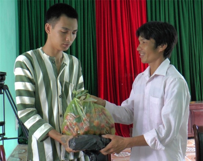 Phạm nhân liều mình cứu cháu bé bị đuối nước ở hồ sâu