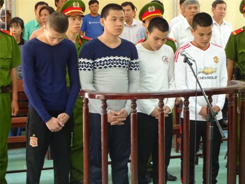 Thiếu nữ khóc thét van xin 4 "yêu râu xanh" ngừng đánh đập, hãm hiếp