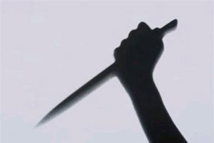 Nghịch tử nhẫn tâm dùng dao đâm chết bố vì bị gọi về lúc đang nhậu