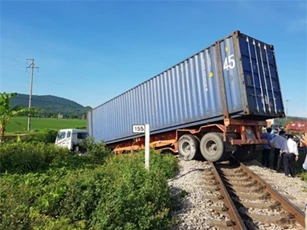 Đường sắt tắc nghẽn vì xe container vắt ngang đường ray