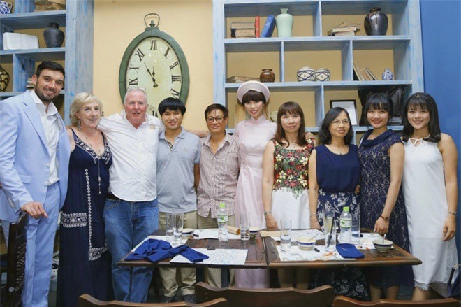 Hà Anh cười rạng rỡ trong lễ ăn hỏi với chồng Tây