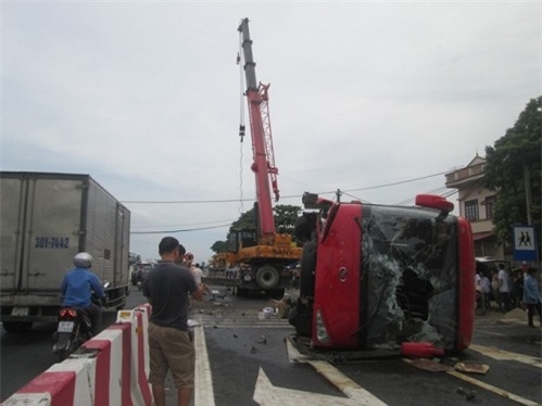 Hà Nam: Xe khách tông xe máy, 8 người thương vong