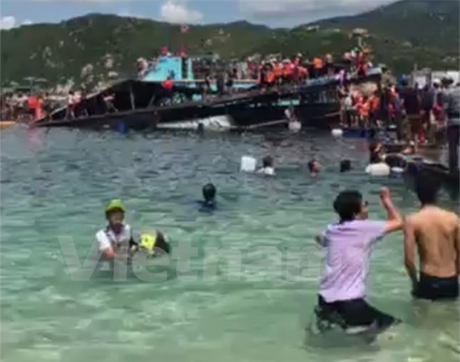 Hé lộ nguyên nhân vụ nhà hàng nổi bị sập, du khách rơi xuống biển