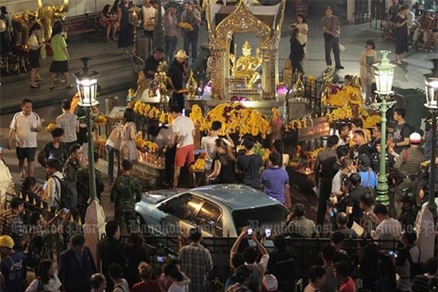 Kinh hoàng xe điên lao vào đền Erawan làm 6 người bị thương