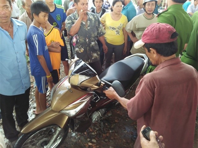 Nam thanh niên lao thẳng xe máy xuống sông rồi mất tích