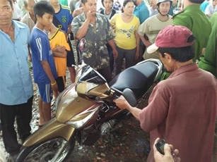 Nam thanh niên lao thẳng xe máy xuống sông rồi mất tích