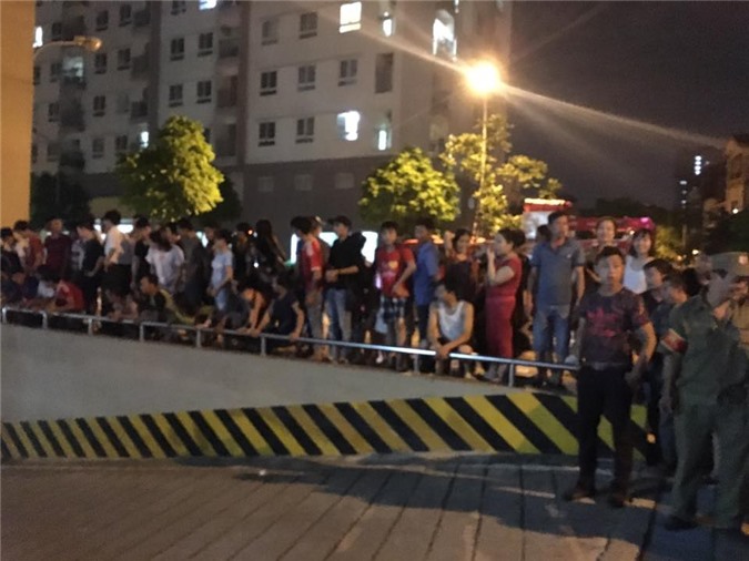 "Nghẹt thở" giải cứu thanh niên định tự tử ở tòa nhà 16 tầng