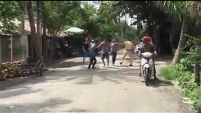 Nhậu say không đội mũ bảo hiểm còn vây đánh CSGT