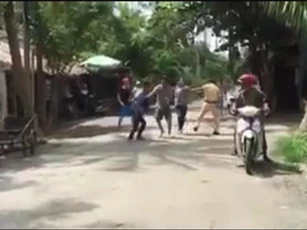 Nhậu say không đội mũ bảo hiểm còn vây đánh CSGT