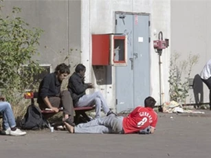 Pháp sơ tán hơn 1.500 người nhập cư khỏi trại tị nạn tại Paris