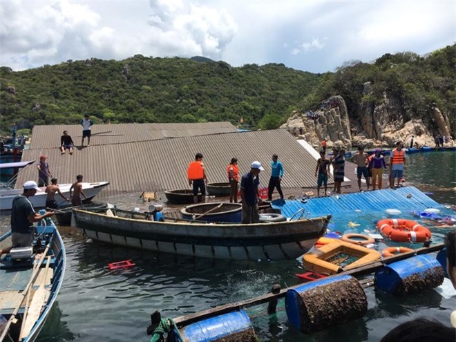 Sập nhà hàng nổi ở vịnh Vĩnh Hy, ít nhất 2 người chết