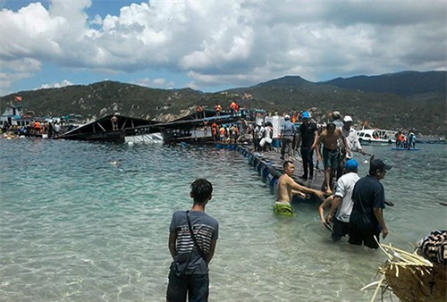 Tin mới vụ nhà hàng nổi bị sập, hàng trăm du khách rơi xuống biển