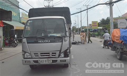 Xe tải tông xe máy băng qua đường, 3 người nguy kịch