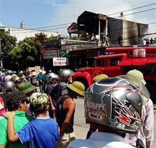 Bố mẹ đi đám cưới, về nhà đau đớn nhận tin con chết cháy