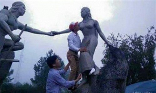 Cán bộ huyện hôn lên ngực tượng nàng Biang gây sốc