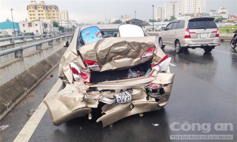 Mũ bảo hiểm vướng gầm xế hộp 4 chỗ dẫn đến tai nạn liên hoàn