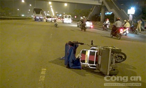 Xe máy vướng tay lái vào xe lăn, nạn nhân khuyết tật nguy kịch