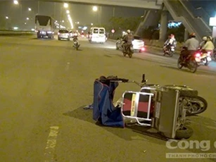 Xe máy vướng tay lái vào xe lăn, nạn nhân khuyết tật nguy kịch