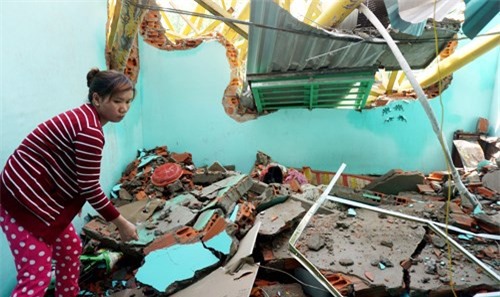 Biển quảng cáo đè nát nhà dân, hai mẹ con thoát chết