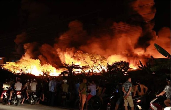 Hàng chục nghìn m2 nhà xưởng sản xuất nến bùng cháy trong đêm