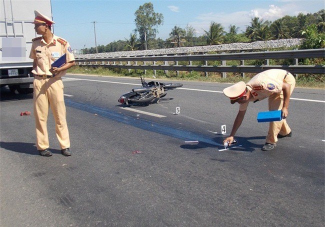 Cô gái trẻ nguy kịch sau pha va chạm kinh hoàng với xe tải