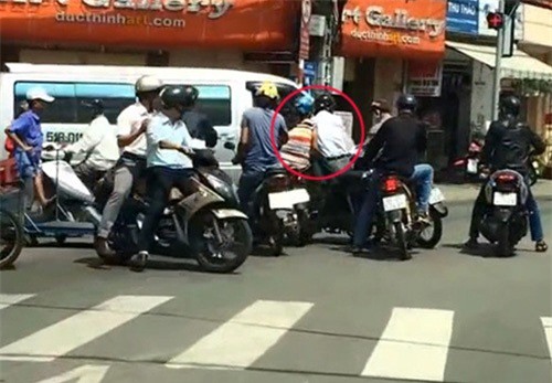 Dàn cảnh va chạm giao thông, táo tợn cướp xe máy ở Sài Gòn