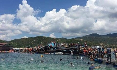 Nhà hàng nổi bị sập ở vịnh Vĩnh Hy được làm từ bè nuôi tôm hùm