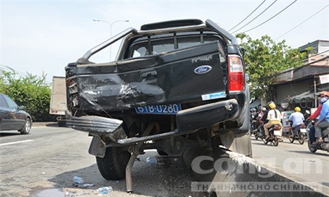 Ô tô húc văng xe thanh tra giao thông lên dải phân cách
