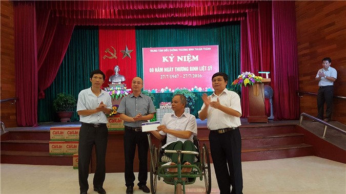 Tân Hiệp Phát cùng đoàn Thanh tra 6 bộ ngành thăm tặng quà thương binh nặng