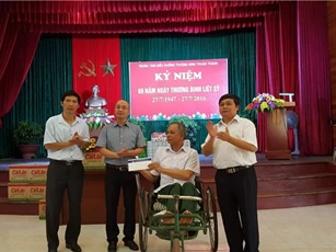 Tân Hiệp Phát cùng đoàn Thanh tra 6 bộ ngành thăm tặng quà thương binh nặng