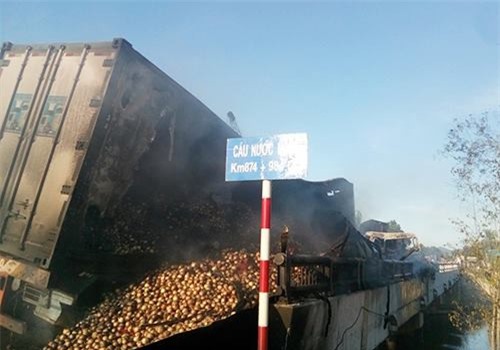 Va chạm giao thông, 3 ôtô bốc cháy khiến quốc lộ 1A tê liệt