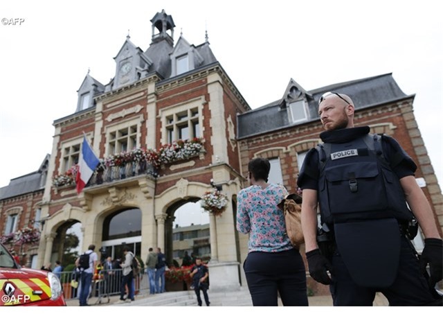 Bắn hạ 2 kẻ bắt cóc, cứa cổ con tin trong nhà thờ Pháp