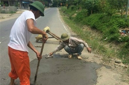 Cán bộ trách mắng dân sửa đường: Thứ trưởng Bộ GTVT nói gì?