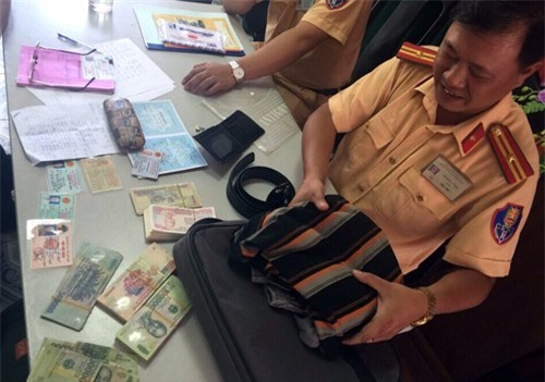 Công an Hà Nội trả lại hơn 40 triệu đồng cho người đánh rơi