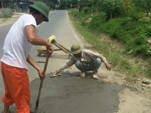 Đình chỉ công tác 3 cán bộ giao thông mắng dân tự sửa đường