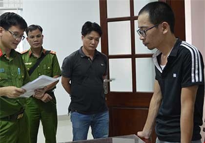 Dùng súng bắn giám đốc để trả thù giúp "cô kết nghĩa"