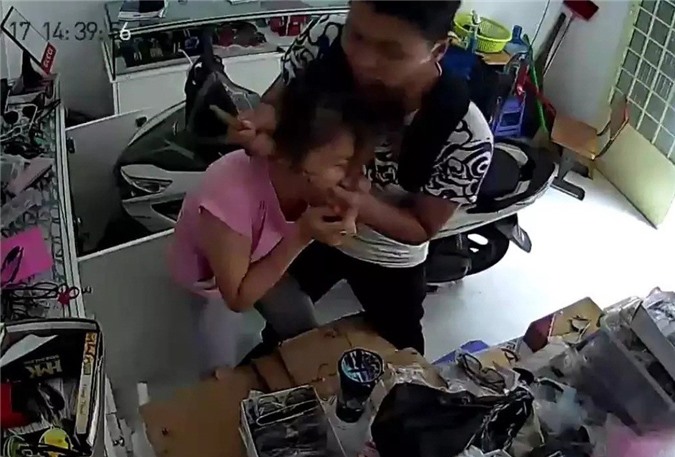 Bắt băng nhóm kề dao vào cổ cô gái cướp iPhone ở Sài Gòn