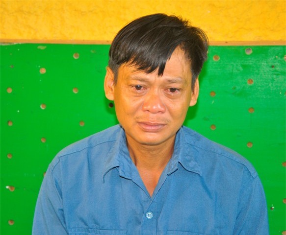 Không ngủ được vì ồn, chồng đâm chết vợ đang dỗ con khóc