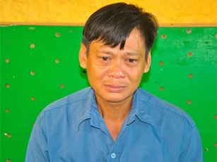 Không ngủ được vì ồn, chồng đâm chết vợ đang dỗ con khóc